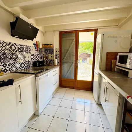 Nyaraló Maison De Famille, Detente & Bias
